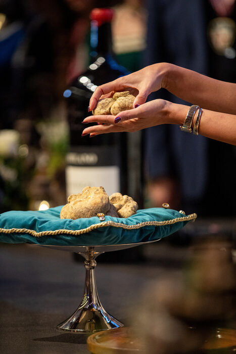 Средствата, събрани от продажбата на най-ценните трюфели, традиционно се даряват за благотворителни каузи, затвърждавайки благородната мисия на събитието.