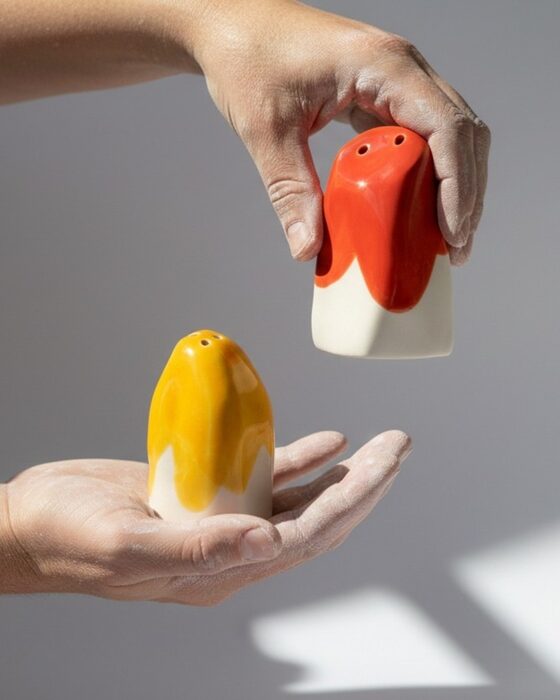 Ръчно изработен порцеланов комплект сол и пипер Комплект сол и пипер от ръчно изработен порцелан, който комбинира функционалност с артистичен характер. Всяка солница и пиперница е с мека скулптурна форма и гланцова ръчно нанесена глазура в избрана от вас цветова комбинация. Малки като размер, но с голямо присъствие – идеални за добавяне на цвят и настроение към всяка трапеза.От Potteryandpoetry, цена: 64€