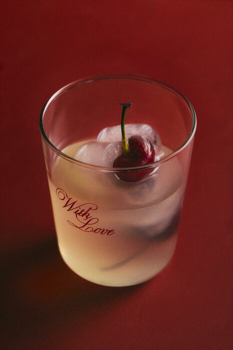 Стъклена чаша With LoveЗа коктейли, напитки и любовни изявления - тази стъклена чаша с надпис With Love е малък, но ясен жест на чувствата. С вместимост около 315 мл, тя е идеалният елегантен начин да заявите романтични намерения.от Zara Home, цена: 3,50 €