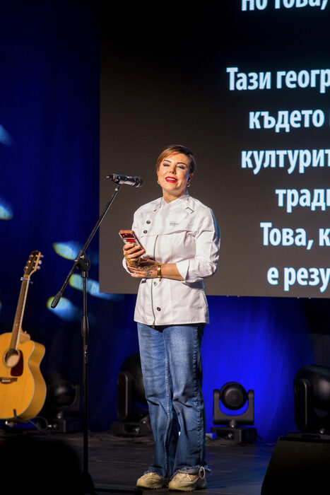 "Аз съм шеф-готвач по социална гастрономия. Идвам от Югоизточна Турция, само на 33 километра от сирийската граница, от един 12-хилядолетен град в Месопотамия, разположен между реките Тигър и Ефрат Идвам от Мардин" -така започна своята реч шеф Ебру Байбара Демир - едно от най-ярките и влиятелни имена в съвременната турска гастрономия. 