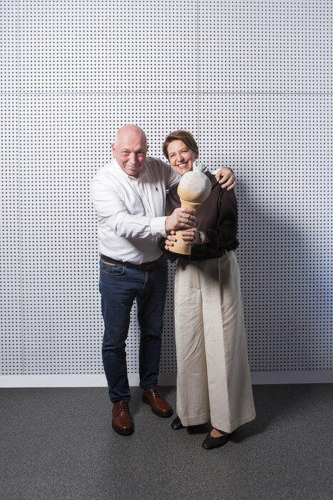 ГУРМЕ ЗА ВСЕКИ ДЕННаследява досегашната категория "Вкусно място". Промяната подчертава идеята за високо ниво на кухня и отношение в неформална среда - не като изключение, а като част от ежедневието.Номинирани:- Greek Kuzina Eatery- Съборна 23- Sage- Fake FrenchОтличен: РАМИРАРесторант "Рамира" се намира в центъра на Кюстендил и е част от семеен хотел, отворен през 2011 г. Неговите двигатели са Ани и Живко Влашки – целеустремена, прецизна и отворена към новостите в кулинарията двойка, която посреща гостите като в собствен дом.С годините "Рамира" се превръща както в любимо място за местните, така и в гастрономическа дестинация, към която хората от цялата странамсе отправят специално. Причината: вкусни ястия, непретенциозен характер, гостоприемна атмосфера и ясно изразен профил – комбинация от български рецепти и средиземноморска морска кухня, с акцент върху риба, морски дарове и сезонни продукти от малки ферми и подправки от локални билкари, гъбари и производители млечни продукти, включително кюстендилски трюфели, които често присъстват в специални менюта и събития.На снимката: Ани и Живко Влашки