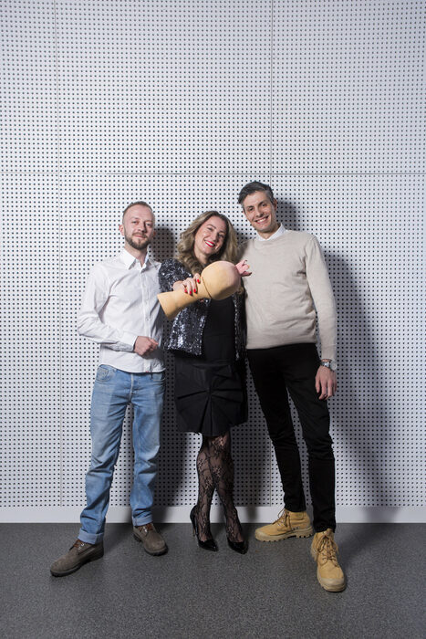 ДЕБЮТОтличие за ресторантите, които са отворили през последната година и още с първите си стъпки са направили силно впечатление.Номинирани:- Dana Near & Far- Georges & José- Kilim- PsariОтличен: JARDINТази година на кулинарната сцена излиза и Jardin – ресторант, заявяващ ясно намерението си да предложи fine dining преживяване и висок стандарт на обслужване.Разположен в красива стара къща в центъра на София и с изискан, елегантен интериор, той се стреми към прецизен подход във всичко - от менюто, през начина, по който се посрещат гостите, до цялостната организация на мястото.Кухнята се ръководи от шеф Антонио Иванов - готвач с над 16 години опит, натрупан в България, Белгия и Дания.Той изгражда меню на Jardin с модерна основа, свободен подход към комбинациите и работа с международни влияния – френски техники, средиземноморски продукти и детайли от азиатската гастрономия.В менюто ястията се базират на сезонни и прецизно подбрани продукти, а презентацията им подчертава съвременната и авторска концепция на кухнята.Добавяме и впечатляващата винена листа, с над 150 внимателно селектирани етикета, включително редки и ценни бутилки, благодарение на членството на ресторанта в групата Seewines.На снимката: шеф Антонио Иванов, Елица Иванова, Никола Четменски