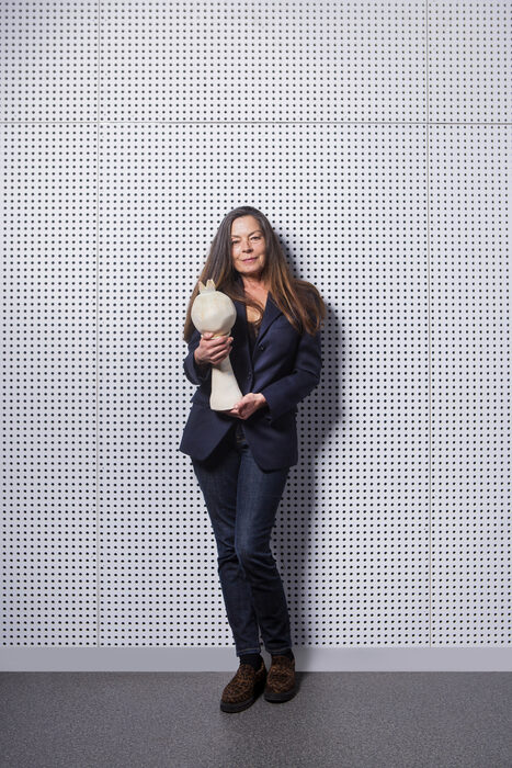 СЕЗОНЕН РЕСТОРАНТНова категория: Сезонен ресторант. Тя отличава заведения, които изграждат менюто и работата си в съответствие със сезоните, използвайки продуктите на природата по умен и последователен начин.Номинирани- Geti- El Balcon del Mundo- Noir- SCRANОтличенСИЛИВРЯКПетя МарковаВ малкото родопско село Върбово, близо до Широка лъка, се намира "Силивряк" - място, което трудно може да бъде определено само като ресторант или къща за гости. Негов създател е Мария Жекова, победител в седмия сезон на MasterChef България, която заедно със своята майка Петя Маркова превръща стара каменна постройка, някога картофохранилище, в уютно пространство за срещи около храната, природата и сезонните продукти."Силивряк" работи по различен модел от традиционния ресторант. Тук няма фиксирано меню - всяко хранене е съобразено с гостите и с продуктите от деня.Менюто се променя постоянно и подходът към храната е силно свързан със сезоните, произхода на продуктите и силно уважение към традициите. Мария често приготвя родопски рецепти, както мястото подобава и на всяка вечеря разказва за тях - за да научат гостите й за специфичните храни на планината и хората в нея.