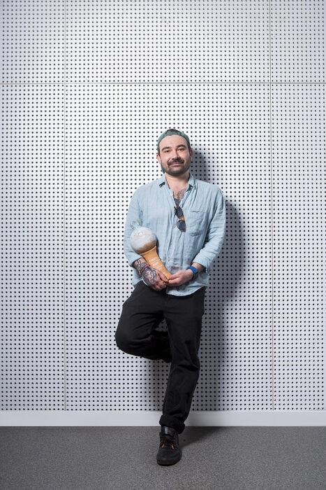 АВТОРСКИ ПОЧЕРККатегорията, в която се намират ресторанти с изразен характер и разпознаваем почерк. Менюто носи личния стил на готвача и отстоява конкретна кулинарна позиция. Оценяват се оригиналността на концепцията, нейната последователност и цялостната визия на кухнята.Номинирани:Niko'las 0/360КосмосJAZUDieci Boutique RestaurantОТЛИЧЕН: UNICA by priceless"Основната ми идея е да показвам храната в нейната същност и простота, но да търся дълбочината във вкуса", казва шеф Николай Попов, който оглавява кухнята на Unica by Priceless и е един от четиримата българи, част от престижната международна асоциация JRE. В ресторанта, разположен в сърцето на София, той предлага собствен прочит на италианските ястия, като съчетава класически техники с локални и сезонни продукти и именно този баланс на традиция и интерпретация носи на мястото тазгодишното отличие "Авторски почерк".За шеф Николай Попов кулинарията е повече от професия – това е пътуване през вкусове и култури. След 23 години гастрономически опит в Италия неговите ястия отразяват сърцевината на италианската кухня, пречупена през личния си поглед. Описва стила си като различен, цветен, иновативен, същевременно като "по-прибран" и минималистичен и възприема Unica не само като място за хранене, но и като на платформа за експерименти.На снимката: шеф Николай Попов